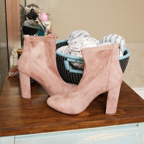 Shoes - Adorable suede booties